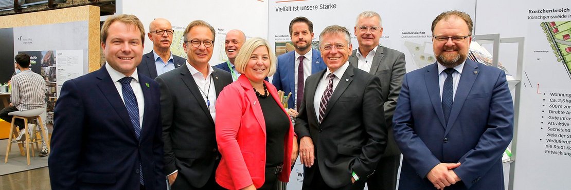 Gruppenbild vom Landrat Petrauschie und Bürgermeistern aus dem Rhein-Kreis Neuss