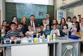 Landrat Hans-Jürgen Petrauschke (hinten, 4.v.l.) und Schulleiterin Gerda Himmels (hinten, 3.v.l.) schauten den Grundschülern beim Experimentieren über die Schulter.
