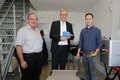 Foto vom Firmenbesuch bei Terlatec in Jüchen (von links): Wirtschaftsförderer Robert Abts, Kreisdirektor Dirk Brügge und Inhaber Lars Kretschmer.