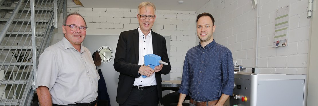 Foto vom Firmenbesuch bei Terlatec in Jüchen (von links): Wirtschaftsförderer Robert Abts, Kreisdirektor Dirk Brügge und Inhaber Lars Kretschmer.
