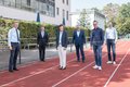 Johannes Gillrath, Landrat Hans-Jürgen Petrauschke, Dieter Welsink, Dirk Schröter, Henning Heinrichs und Uschi Schmitz stehen mit Abstand von circa 2 Metern zueinander auf einer Tartanbahn.