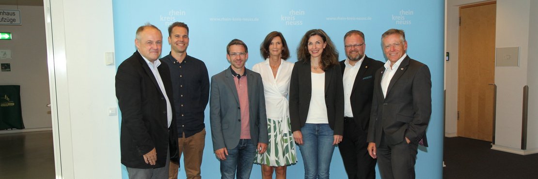 Foto von Bernd Gellrich, Christian Böhme, Andre Fitzner, Petra Köhnen, Christiane Langen, Marc Venten und Hans-Jürgen Petrauschke bei der Vorstellung des Modellprojekts