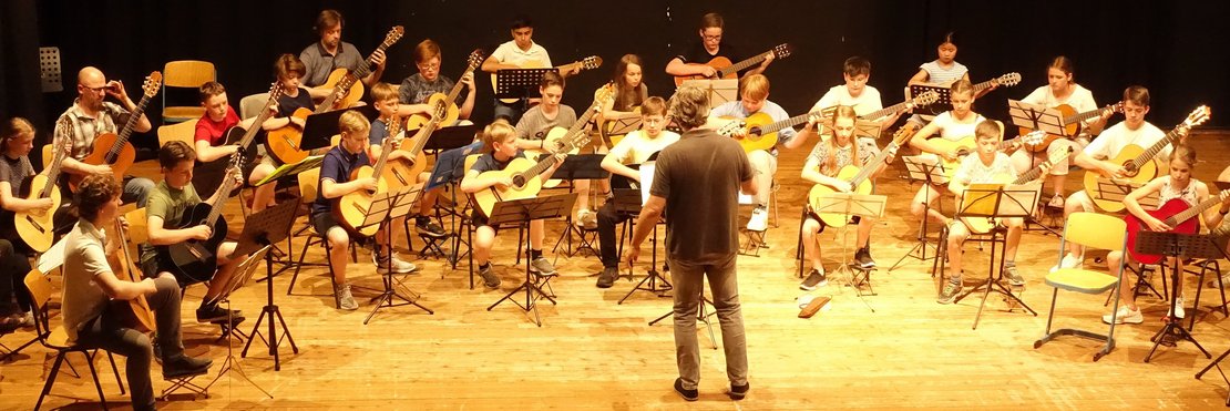 Gitarrenorchester auf einer Bühne