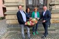 Landrat Hans-Jürgen Petrauschke, Juliane Wahode, Helga Kradepohl und Wolfgang Wappenschmidt stehen mit einem Erntedankkorb vor dem Ständehaus in Grevenbroich. 