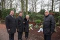 Matthias Hoeren wäre 100 Jahre alt geworden: Seine Witwe Helene, Landrat Hans-Jürgen Petrauschke (2.v.l.), dessen erster Stellvertreter Dr. Hans-Ulrich Klose (r.) und Korschenbroichs Bürgermeister Marc Venten besuchten sein Grab.