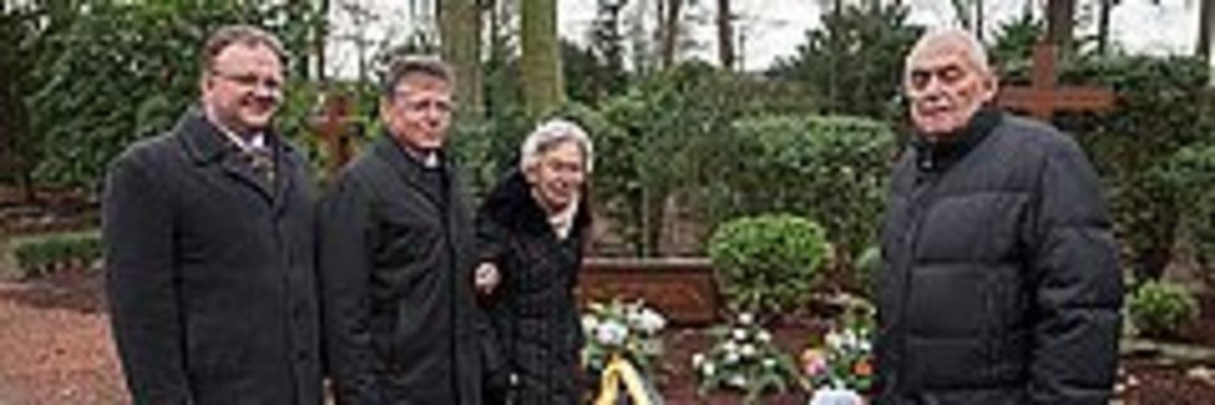 Matthias Hoeren wäre 100 Jahre alt geworden: Seine Witwe Helene, Landrat Hans-Jürgen Petrauschke (2.v.l.), dessen erster Stellvertreter Dr. Hans-Ulrich Klose (r.) und Korschenbroichs Bürgermeister Marc Venten besuchten sein Grab.
