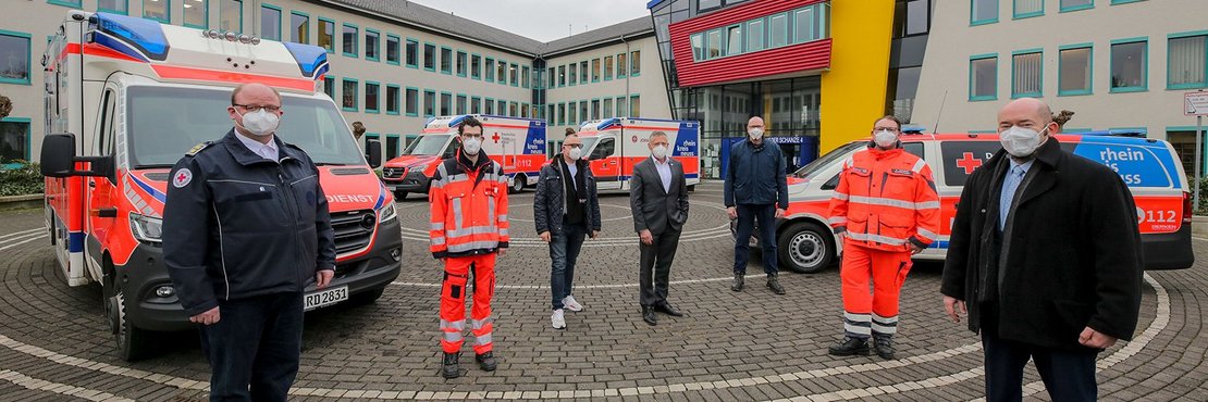 Gruppenfoto mit Rettungsfahrzeugen vor dem Kreishaus in Grevenbroich