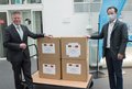 Landrat Hans-Jürgen Petrauschke und Qiang Rong mit Kartons