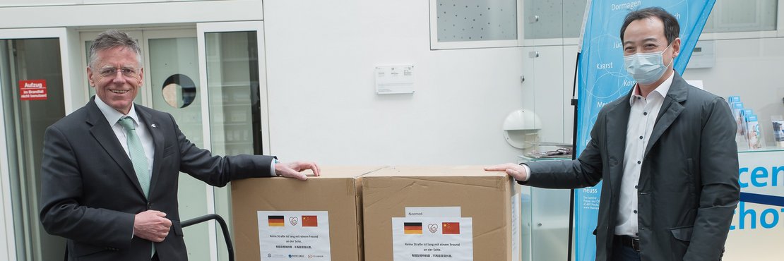 Landrat Hans-Jürgen Petrauschke und Qiang Rong mit Kartons