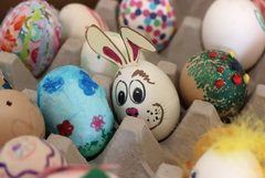 Lustige Ostereier von Kindern gestaltet