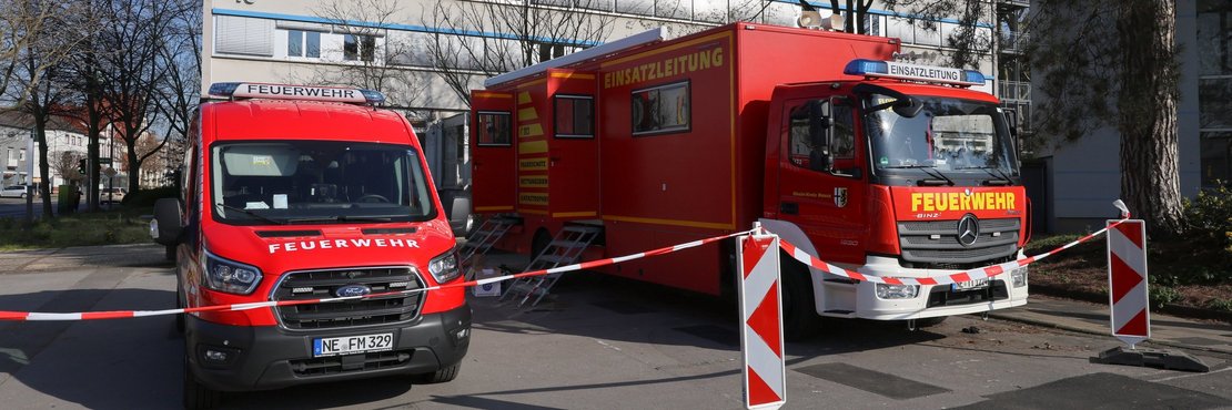 Mobiler Einsdatzleitwagen vor Kreishochhaus in Grevenbroich