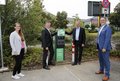 Neue E-Ladesäule im Blick (von links): Anna–Elisa Schönauer, Landrat Hans-Jürgen Petrauschke, Projektleiter der Stadtwerke Düsseldorf Klaus Teske und Baudezernent Harald Vieten
