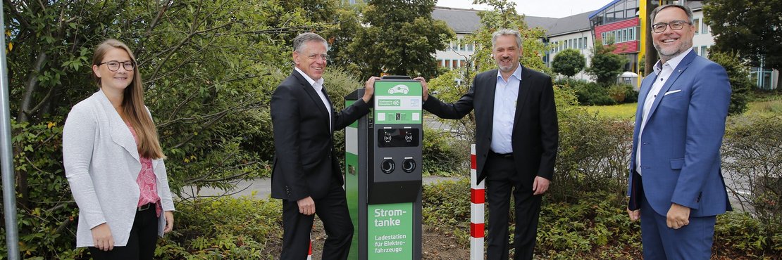 Neue E-Ladesäule im Blick (von links): Anna–Elisa Schönauer, Landrat Hans-Jürgen Petrauschke, Projektleiter der Stadtwerke Düsseldorf Klaus Teske und Baudezernent Harald Vieten