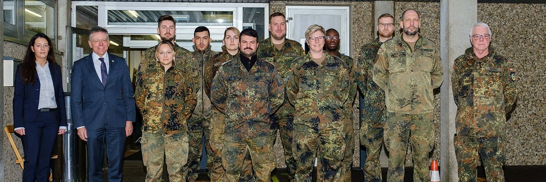 Landrat Hans-Jürgen Petrauschke und Barbara Edelhagen auf Gruppenfoto mit Soldatinnen und Soldaten in Uniform