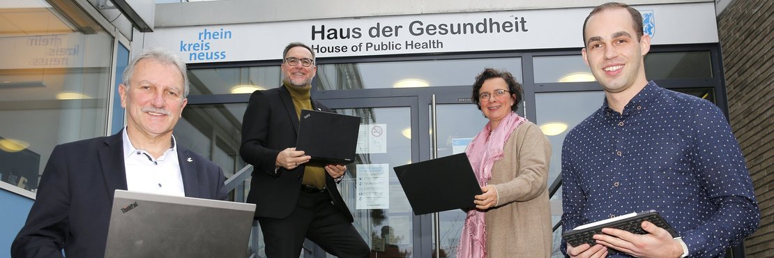 Horst Weiner, Harald Vieten, Barbara Albrecht und Tim Grippekoven auf Treppe vor Gesundheitsamt