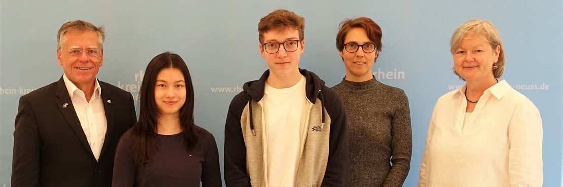 Foto von  Landrat Hans-Jürgen Petrauschke, Mia Schuld, Jakob Erschfeld, Anke Erschfeld und Musikschulleiterin Ruth Braun-Sauerwein.