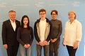Foto von  Landrat Hans-Jürgen Petrauschke, Mia Schuld, Jakob Erschfeld, Anke Erschfeld und Musikschulleiterin Ruth Braun-Sauerwein.