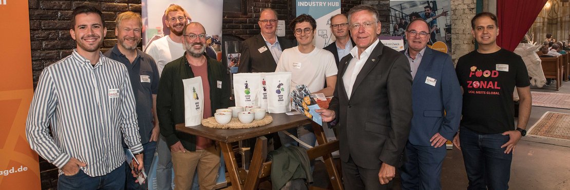 Gruppenfoto mit Landrat Petrauschke im Gare du Neuss