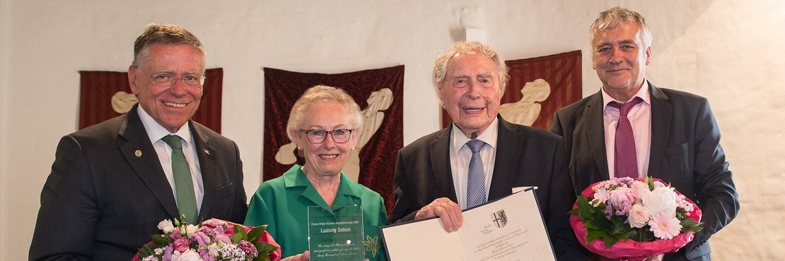 Landrat Hans-Jürgen Petrauschke, Lucie Kürten, Preisträger Ludwig Sebus und Achim Thyssen, Leiter des Mundartarchivs