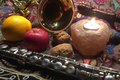 Weihnachtliche Dekoration mit Musikinstrumenten