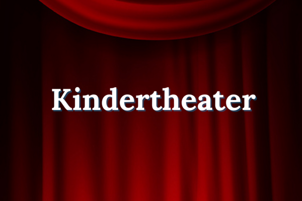 Schriftzug_Kindertheater vor rotem Vorhang