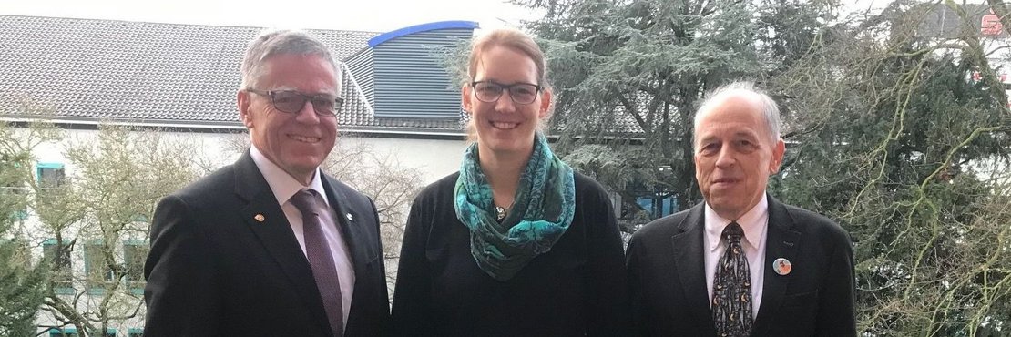 Amtsantritt in Grevenbroich (von links): Landrat Hans-Jürgen Petrauschke, die neue Ärztin Dr. Stefanie Robertz und Amtsleiter Dr. Michael Dörr.