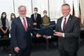 Landrat Hans-Jürgen Petrauschke überreicht Cornel Hüsch im Kreishaus Neuss das Bundesverdienstkreuz am Bande.
