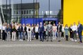 Eine Gruppe Menschen vor dem Kreishaus Grevenbroich.
