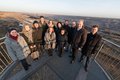 Personengruppe auf einem Skywalk über dem Braunkohleloch