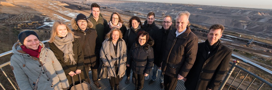 Personengruppe auf einem Skywalk über dem Braunkohleloch