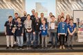 Teilnehmer des zdi Roboterwettbewerbs mit Urkunde und Pokal