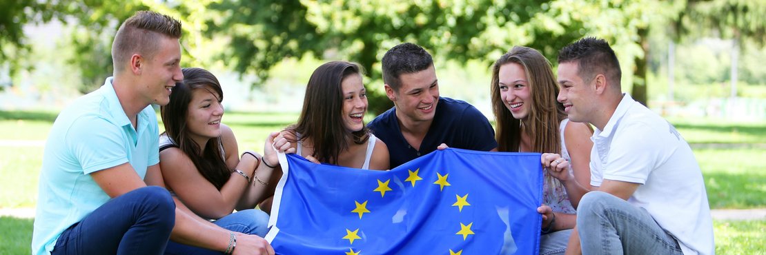 Gruppe junger Menschen mit Europafahne
