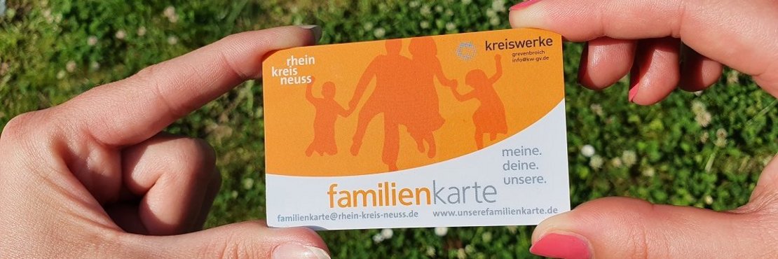 Finger halten eine Familienkarte