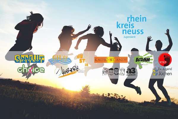 Im Hintergrund eine gruppe junger Menschen, die im gegenlicht der Sonne in die Höhe springt. Im Vordergrund der Logos von den Jugendeinrichtungen und des Rhein-Kreis Neuss Jugendamt