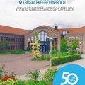 Das Bild zeigt das Verwaltungsgebäude der Kreiswerke Grevenbroich in Kapellen.  Es ist ein zweistöckiges Backsteingebäude mit großzügiger Grünanlage. Im Vordergrund sind Blumenbeete und Sträucher zu sehen.  Im unteren rechten Eck befindet sich ein Logo zum 50-jährigen Jubiläum des Rhein-Kreises Neuss. © Kreiswerke Grevenbroich GmbH