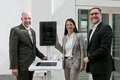 Drei Personen vor einem Self-Service-Terminal