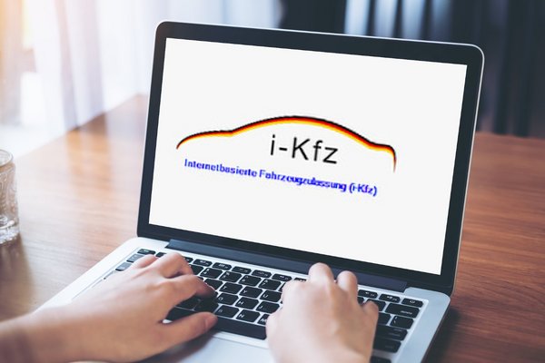 Notebook mit iKFZ Logo