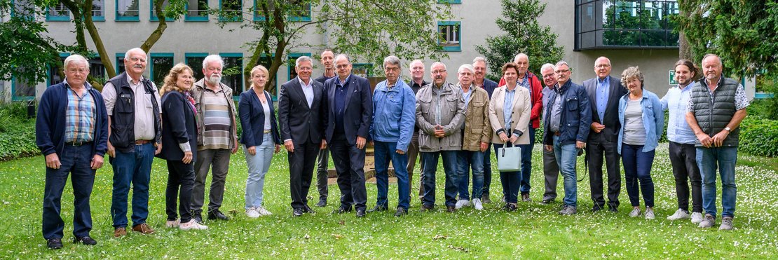 Gruppenbild der Gewinner des Wettbewerbs "Unser Dorf hat Zukunft"