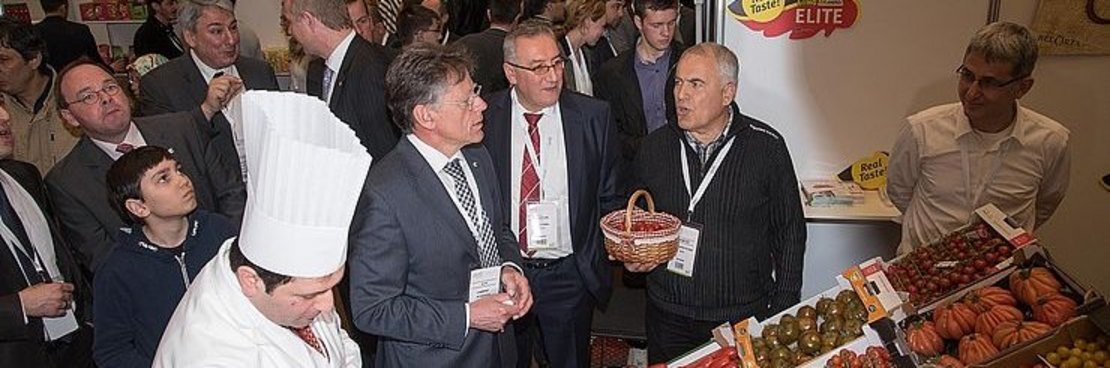 Landrat Hans-Jürgen Petrauschke in einem Gespräch auf der Lebensmittelmesse in Neuss