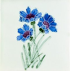 Jugendstilfliese mit drei blauen Korn-Blumen vor hellem Hintergrund