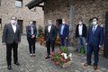 Bürgermeister Reiner Breuer, Frau Wasse, Landrat Hans-Jürgen Petrauschke, Bürgermeister Klaus Krützen, Dr. Marc Hofmann und Thomas Fuchs stehen im Halkbkreis angeordnet vor  gemauerten Backsteinwänden des Betriebshofes der Wasse GmbH