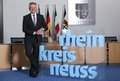 Das Foto zeigt Landrat Hans-Jürgen Petrauschke im Kreissitzungssaal in Grevenbroich.