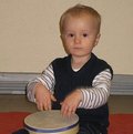 Kleiner Junge mit einer Trommel © Musikschule