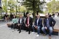 Lena Agop, Landrat Hans-Jürgen Petrauschke, Edelbert Jansen, Harald Vieten und Jens Kotterba sitzen auf einer Bank vor einem Baum