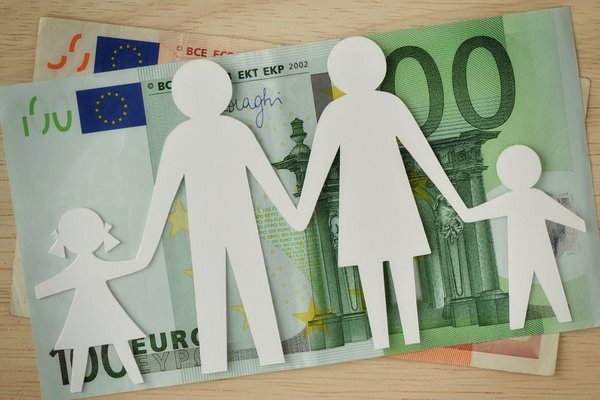 dekorativ, Euro Geldscheine mit Familie aus Papier im Vordergrund