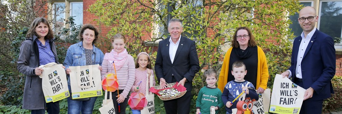 Gruppenbild von der Gewinnübergabe