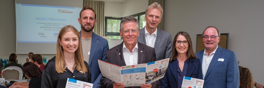 Gruppenfoto mit Landrat Hans-Jürgen Petrauschke