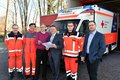 Personengruppe vor einem Rettungswagen