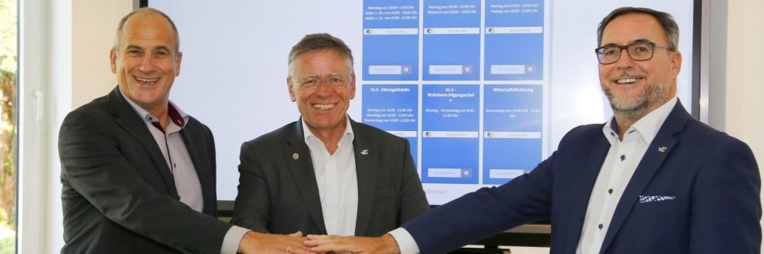 Landrat Hans-Jürgen Petrauschke (Mitte), IT-Kreisdezernent Harald Vieten (r.) und Markus Brungs, Geschäftsführer der ACP Köln