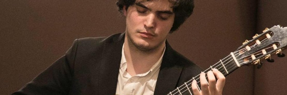 Gitarrist Joaquim Santos Simões spielt auf einer Konzertgitarre
